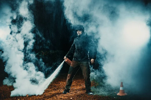 Mann Jacke Testet Nächtlichen Feuerlöscher — Stockfoto