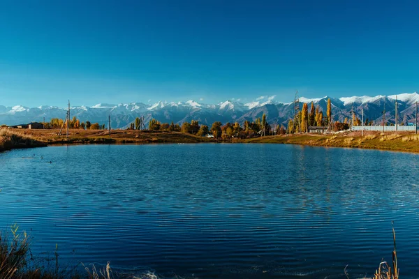 Hermoso Lago Las Montañas Kirguistán — Foto de Stock