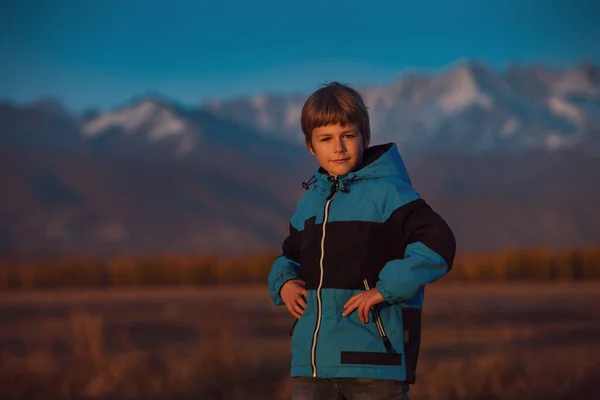 秋の山を背景にした少年像 — ストック写真