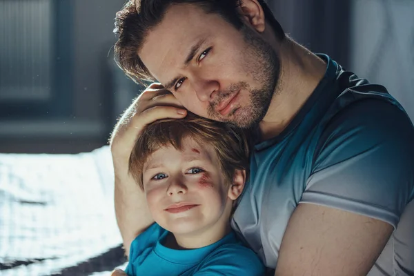 Father Pities His Son Scratches His Face — Stock Photo, Image