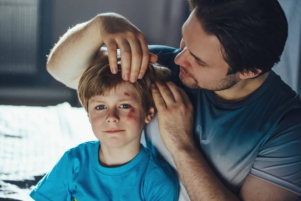 Pai Inspeciona Seu Filho Com Arranhões Seu Rosto Após Queda — Fotografia de Stock
