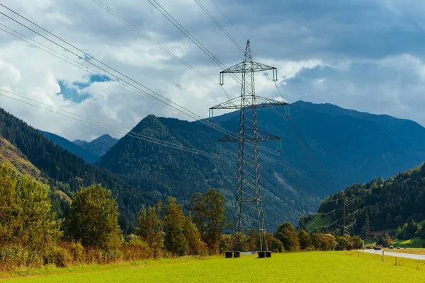 Высокое Напряжение Электрический Столб Долине Гор — стоковое фото