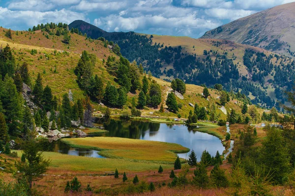 ドロマイト アルプスの湖と絵のような渓谷 — ストック写真