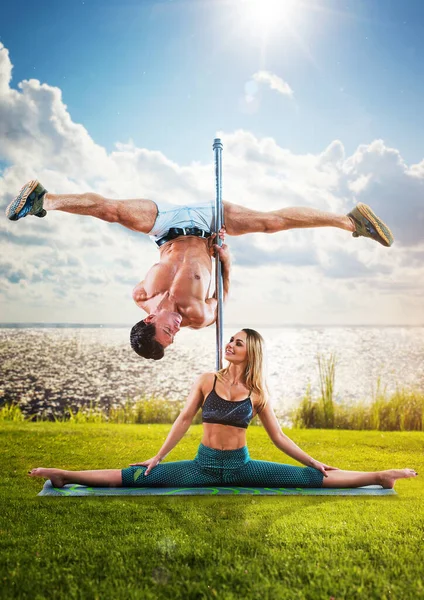 Young Couple Pole Dancers Training Lake Shore Creative Concept — Stock Photo, Image