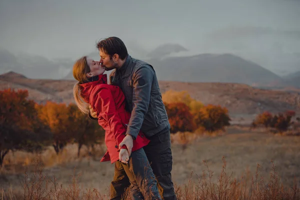 Feliz Jovem Casal Beijando Fundo Montanhas Outono — Fotografia de Stock