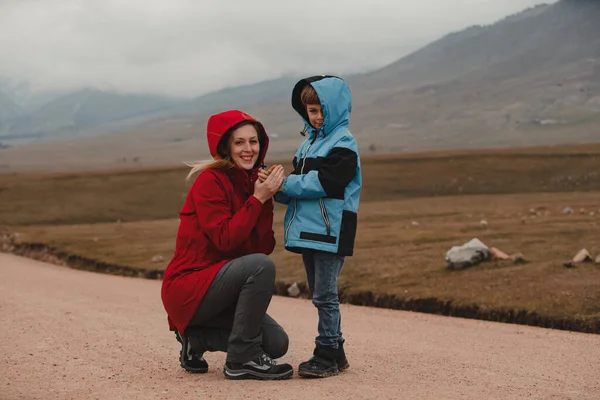 Mujer Joven Con Hijo Viento Frío Las Montañas —  Fotos de Stock