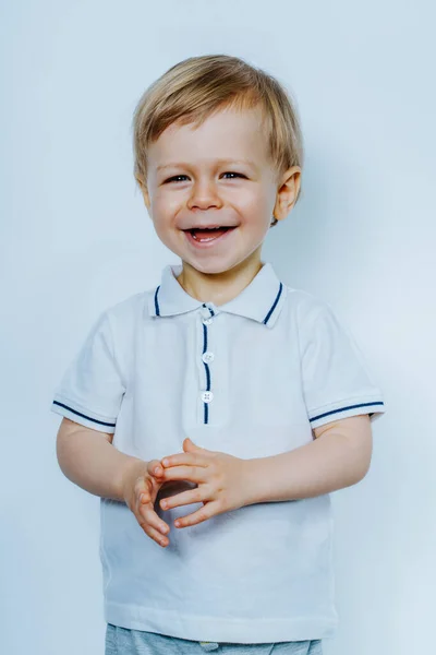 Portret Śmiejącego Się Dwuletniego Dziecka — Zdjęcie stockowe