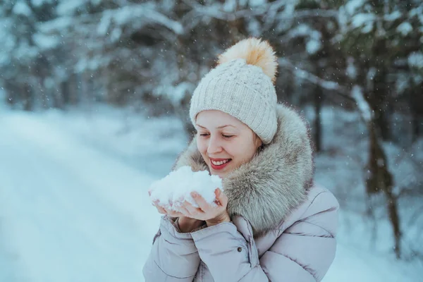 Jovem Mulher Feliz Roupas Quentes Inverno Segura Neve Suas Mãos — Fotografia de Stock