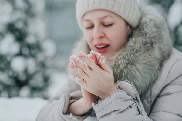 Młoda Kobieta Ciepłej Zimowej Odzieży Próbuje Ogrzać Zamarznięte Ręce — Zdjęcie stockowe
