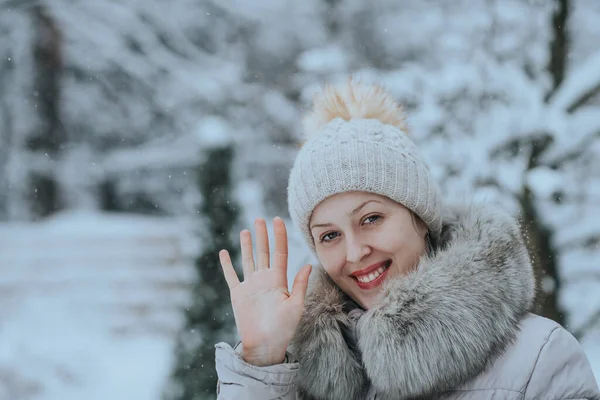Młoda Kobieta Ciepłej Zimowej Odzieży Macha Ręką — Zdjęcie stockowe