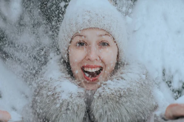 多雪天气下惊讶女人的画像 — 图库照片