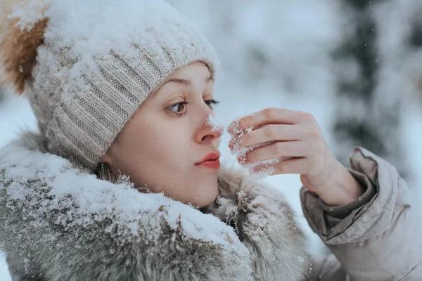 Porträtt Rolig Kvinna Varma Vinterkläder Med Snö — Stockfoto