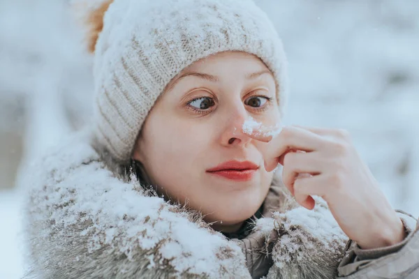 Porträtt Rolig Kvinna Varma Vinterkläder Med Snö — Stockfoto