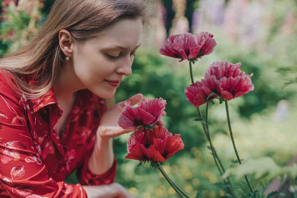 Retrato Una Joven Hermosa Mujer Con Amapolas Jardín —  Fotos de Stock