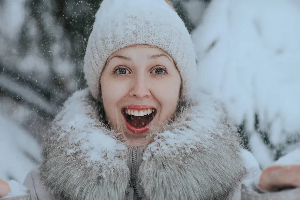 Retrato Uma Mulher Surpresa Tempo Nevado — Fotografia de Stock