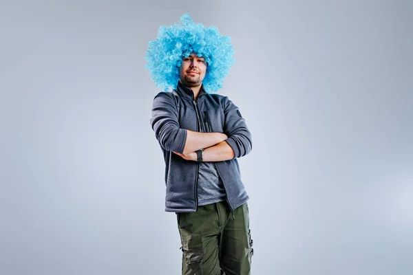Ung Man Poserar Blå Clown Peruk Grå Bakgrund — Stockfoto