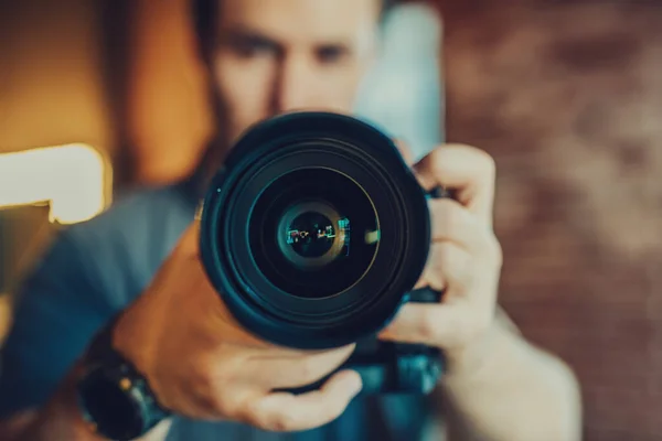 Fotógrafo Jovem Fazendo Selfie Espelho Foco Lente Câmera — Fotografia de Stock