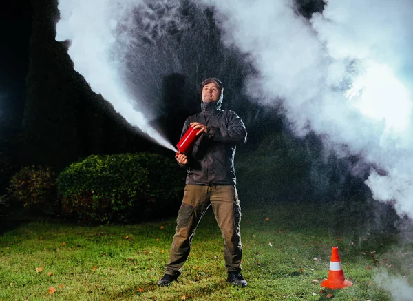 Genç Adam Yangın Söndürücüyü Test Ediyor — Stok fotoğraf