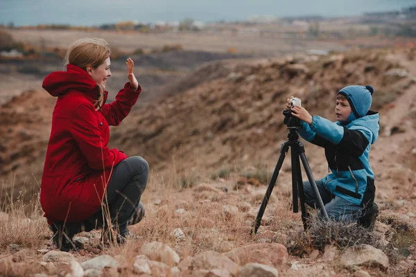 Junge Fotografiert Seine Mutter Den Bergen — Stockfoto