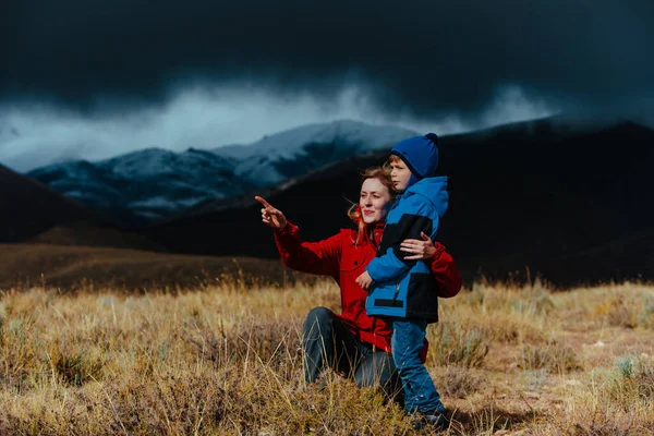 Madre Hijo Mirando Hacia Las Montañas Clima Oscuro Tormentoso —  Fotos de Stock