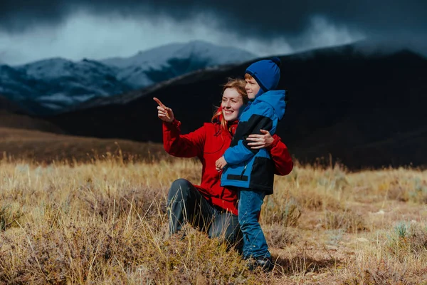 Matka Syn Patrzą Góry Mroczną Pogodę — Zdjęcie stockowe