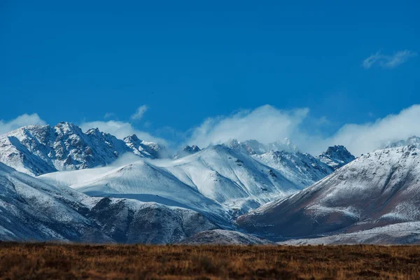 Ośnieżone Szczyty Górskie Kirgistanie — Zdjęcie stockowe