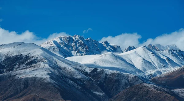 Picos Montaña Cubiertos Nieve Kirguistán — Foto de Stock