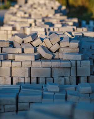 İnşaat alanında kaldırım için tuğla yığını