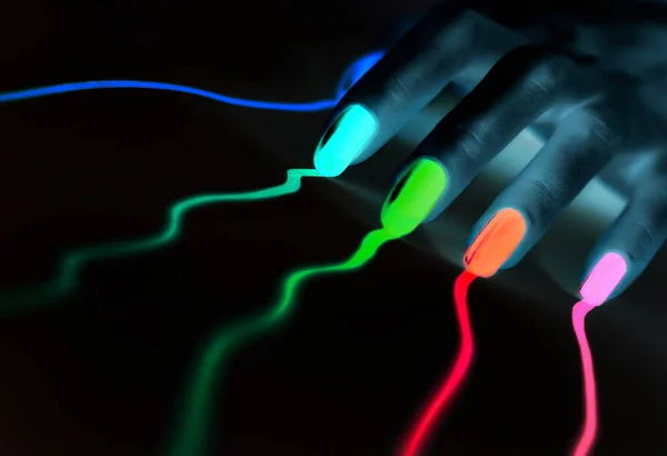 Vrouw Hand Met Veelkleurige Nagels Nacht Neon Kleuren — Stockfoto