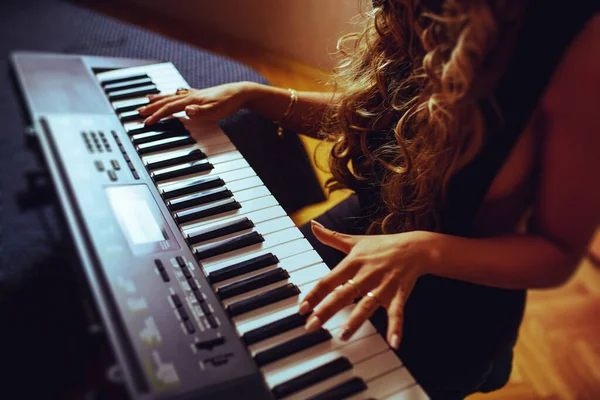 Молода Сексуальна Жінка Музикант Грає Синтезатор Нічному Інтер Єрі — стокове фото