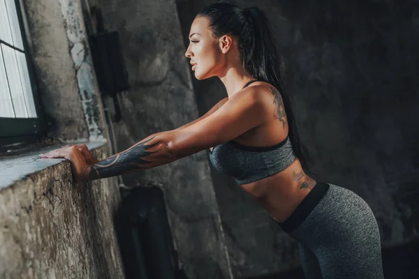 Jovem Magro Sexy Fitness Mulher Olhando Para Fora Janela Tatuagem — Fotografia de Stock
