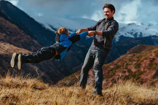 Mutlu Genç Adam Oğluyla Dağlarda Eğleniyor — Stok fotoğraf
