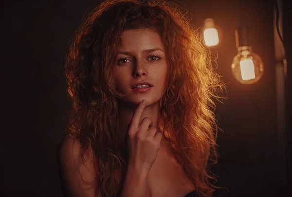 赤い髪の若い女性の肖像画 暖かい色 — ストック写真