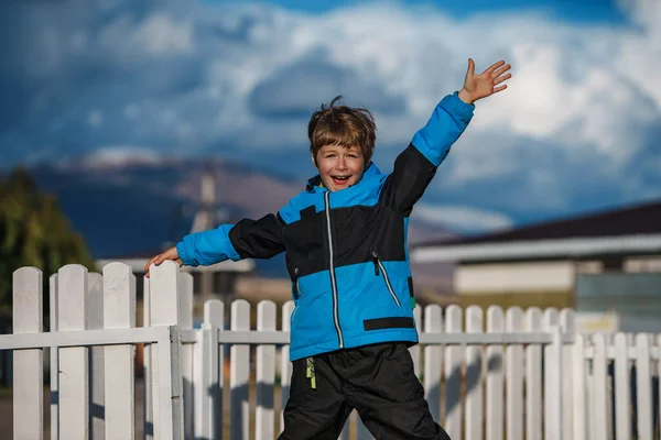 Ευτυχισμένο Αγόρι Στην Αυλή Ενός Εξοχικού Κουνώντας Χέρι Του — Φωτογραφία Αρχείου