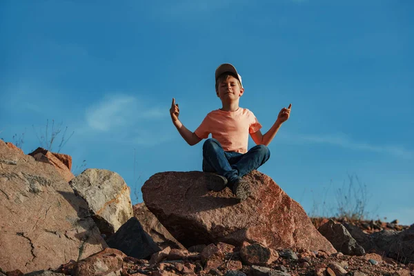 Αγόρι Που Κάθεται Διαλογισμό Ποζάρουν Βράχο Στα Βουνά — Φωτογραφία Αρχείου