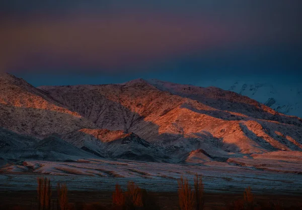 Resimli Dağ Kışı Manzarası Kırmızı Günbatımı Işığı Altında — Stok fotoğraf