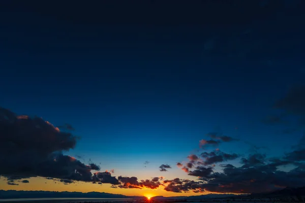 Πολύχρωμο Σκοτεινό Ουρανό Στο Φως Του Ηλιοβασιλέματος — Φωτογραφία Αρχείου