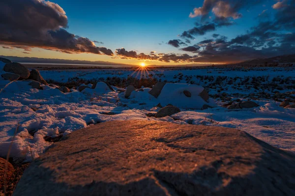 Γραφικό Ορεινό Βραχώδες Τοπίο Στο Ζωντανό Φως Ηλιοβασιλέματος — Φωτογραφία Αρχείου