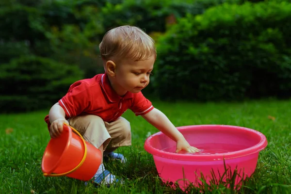 Gyermek Játszik Vízzel Kertben — Stock Fotó