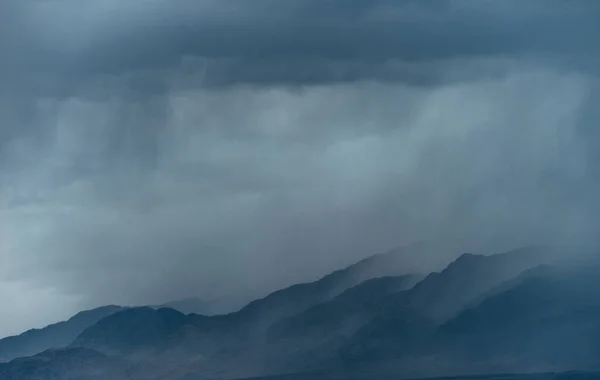 Dunkle Gewitterwolken Über Den Bergen — Stockfoto
