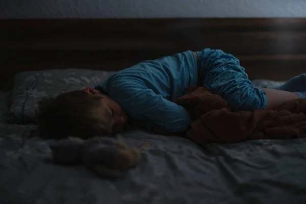 Маленький Хлопчик Спить Ліжку Рано Вранці — стокове фото