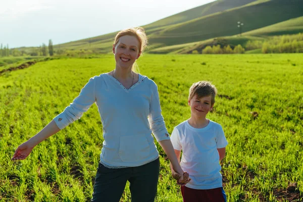 晴れた日に畑の幸せな母親と息子の肖像画 — ストック写真