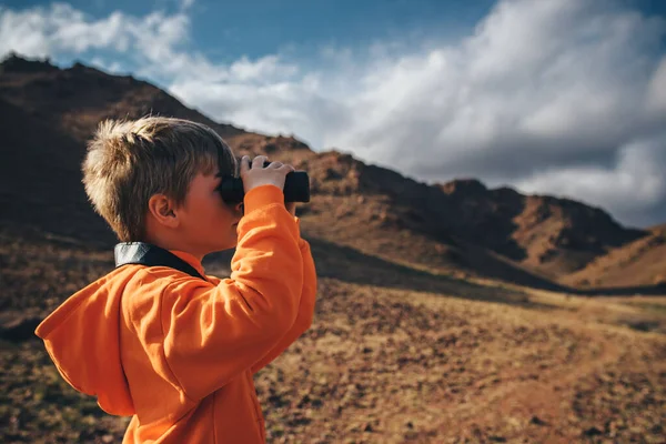 Retrato Menino Turista Olhando Binóculos Nas Montanhas — Fotografia de Stock