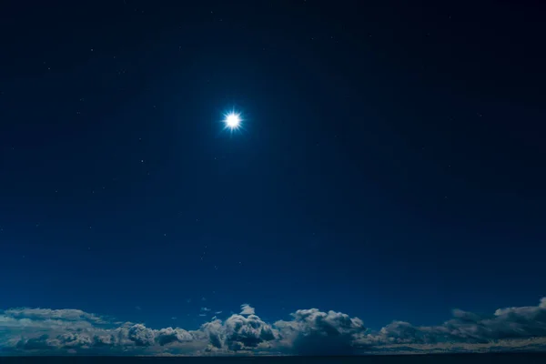 Månen Skiner Natthimlen Med Moln — Stockfoto