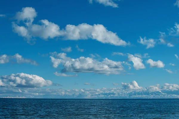 Idyllisch Uitzicht Issyk Kul Meer Met Bergen Wolken Kirgizië Rechtenvrije Stockfoto's
