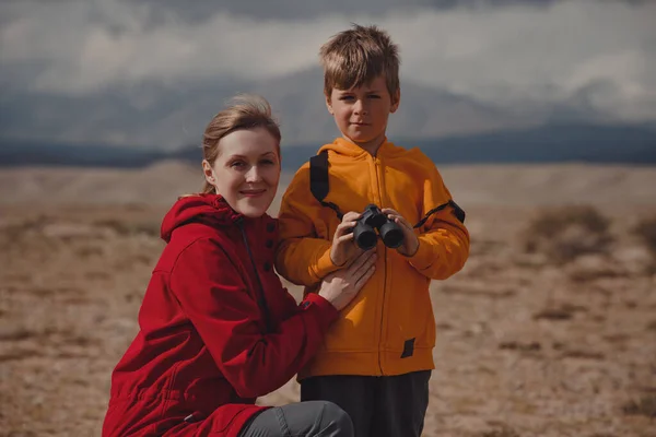 Happy Boy Portrait Touristique Avec Jumelles Mère Dans Les Montagnes — Photo