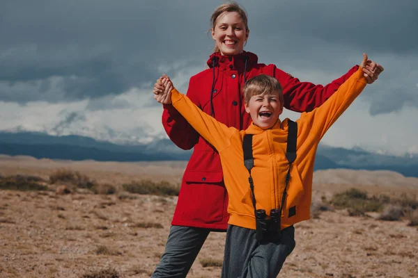 Щасливий Хлопець Турист Біноклями Його Матір Горах — стокове фото
