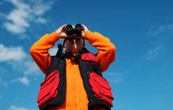 山の中で双眼鏡を探している男の子の観光客の肖像 — ストック写真