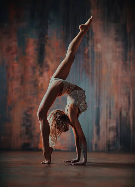 Giovane Donna Ginnasta Stretching Sfondo Muro Arrugginito — Foto Stock