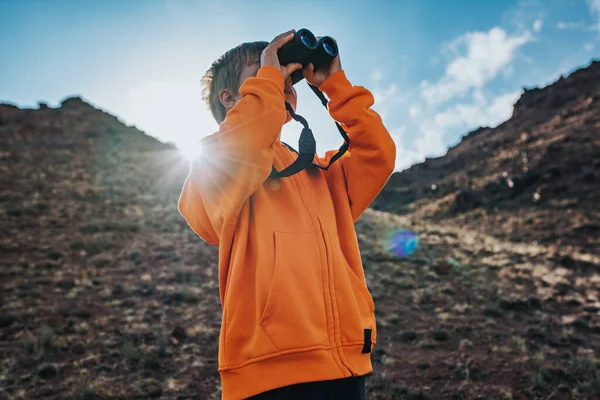 Retrato Menino Turista Olhando Binóculos Nas Montanhas — Fotografia de Stock